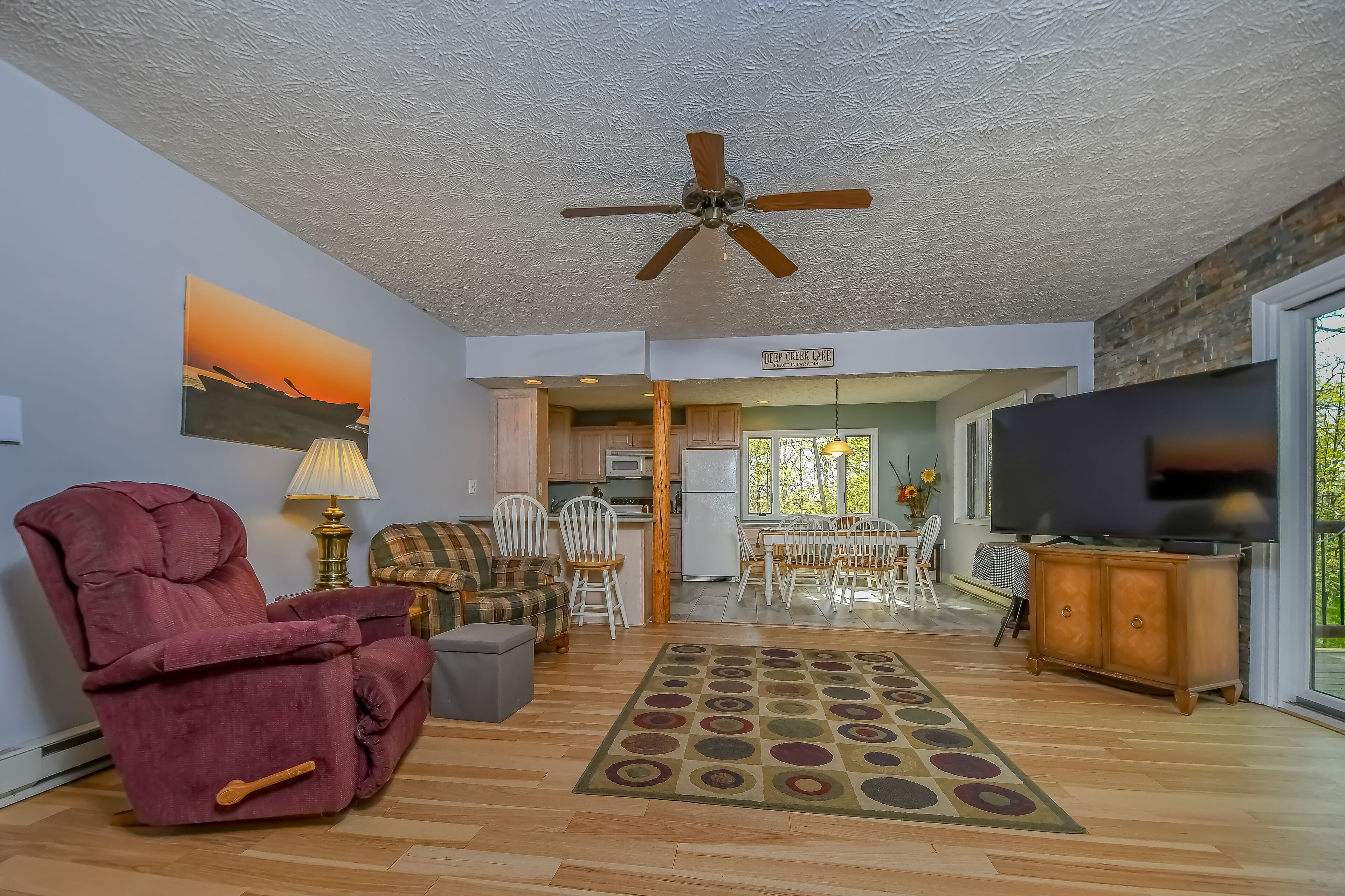 Sunflower | Pet Friendly, Lake Access, Hot Tub!