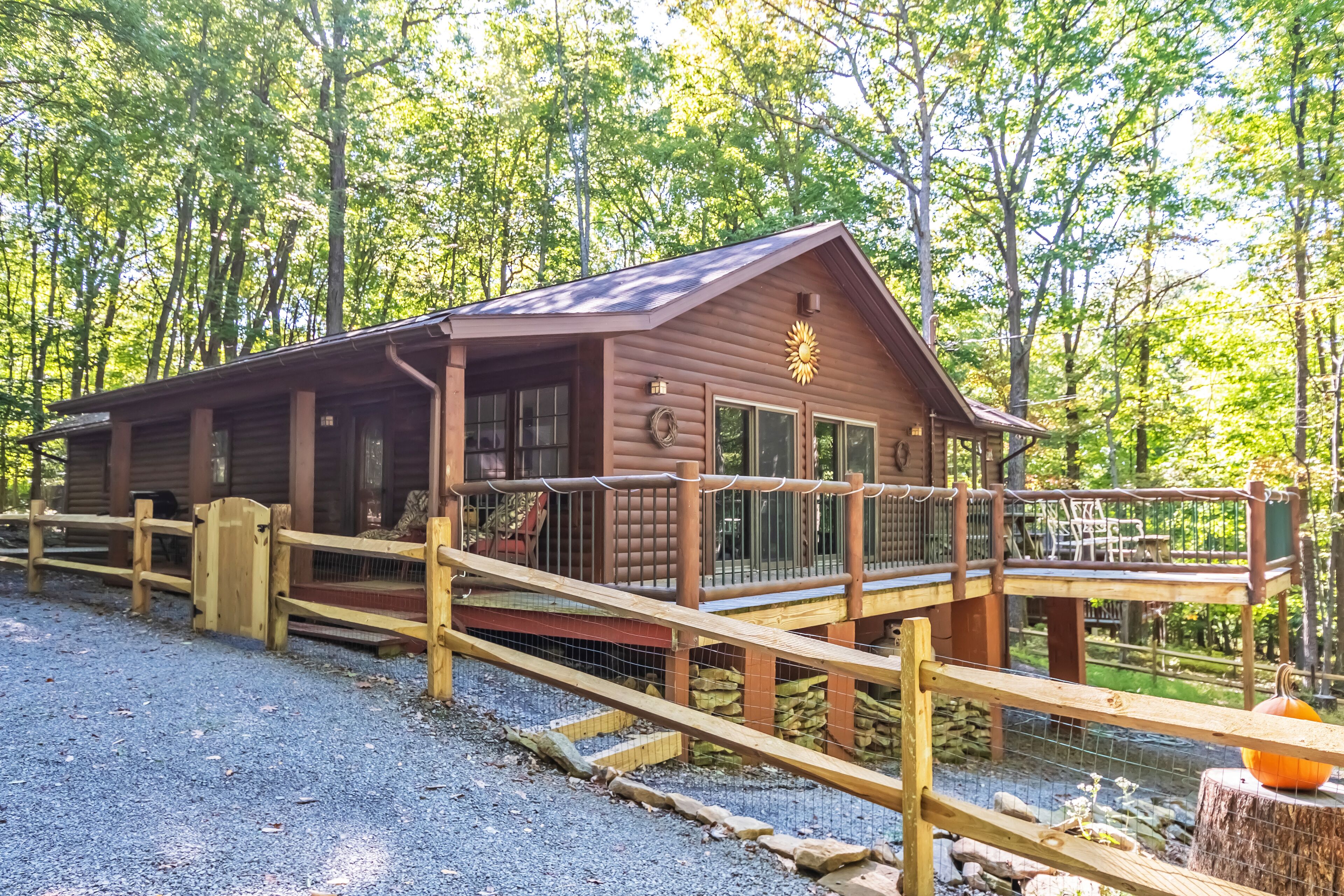 Sunflower | Pet Friendly, Lake Access, Hot Tub!