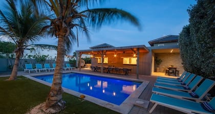 Casa Maria: 6 bedroom, 4 bath Villa with Pool next to Supermarket & Beach.