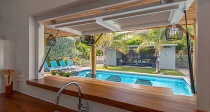 Casa Maria: 6 bedroom, 4 bath Villa with Pool next to Supermarket & Beach.