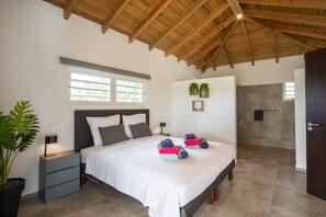 6 bedrooms, iron/ironing board, travel cot, free WiFi - Casa Maria: 6 bedroom, 4 bath Villa with Pool next to Supermarket & Beach. (Jan Thiel)