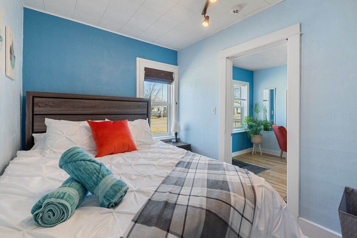 2 bedrooms, iron/ironing board, WiFi, bed sheets