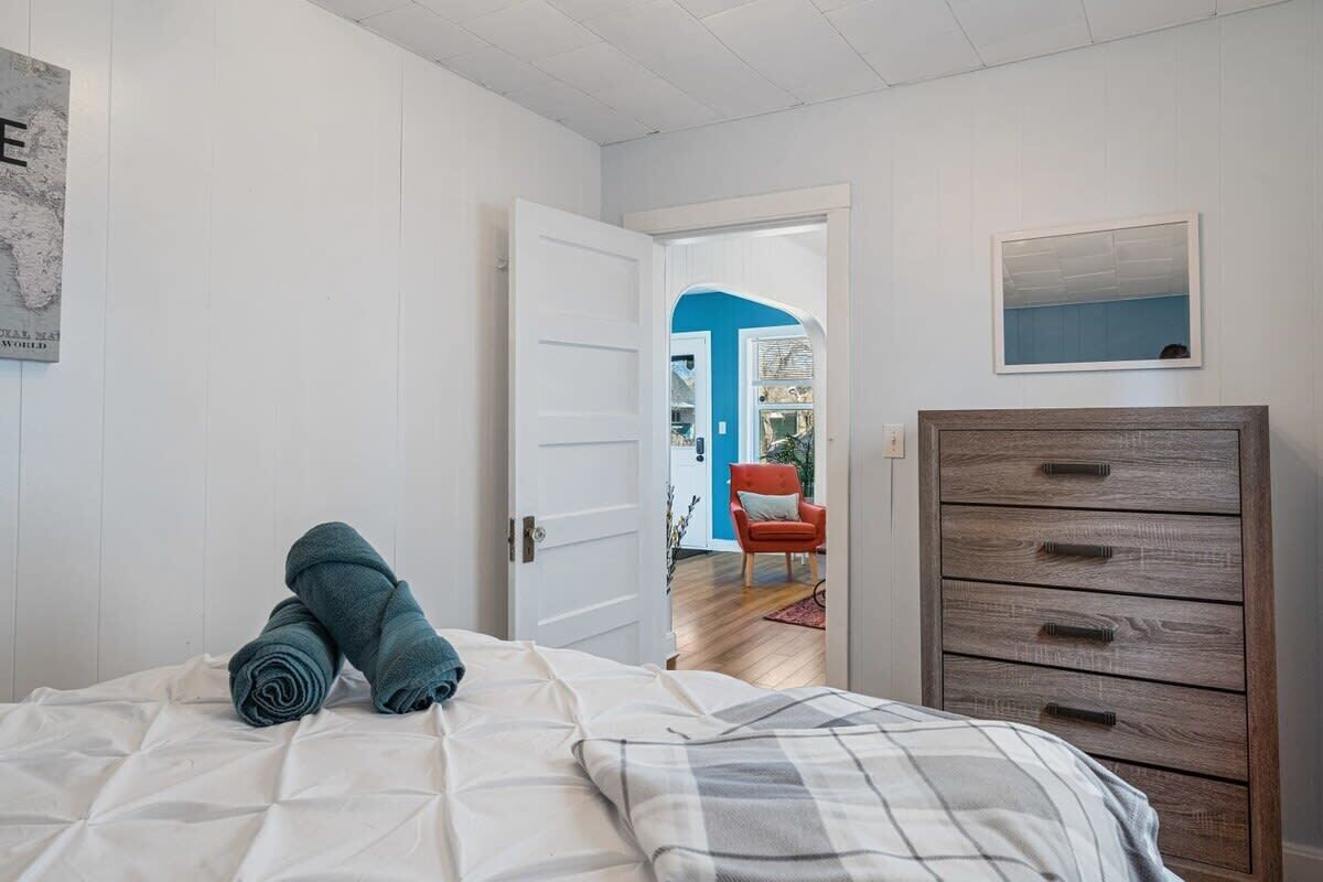 2 bedrooms, iron/ironing board, WiFi, bed sheets