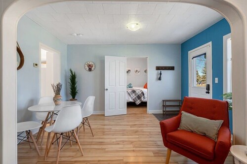 Dino Cave | Private Backyard | Sleeps 5 Guests!