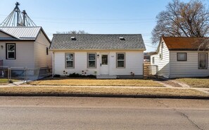 Exterior - Dino Cave | Private Backyard | Sleeps 5 Guests! (Drumheller)