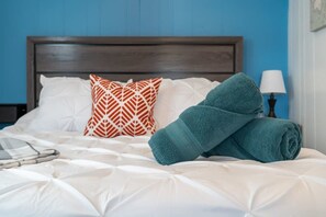 2 bedrooms, iron/ironing board, WiFi, bed sheets - Dino Cave | Private Backyard | Sleeps 5 Guests! (Drumheller)