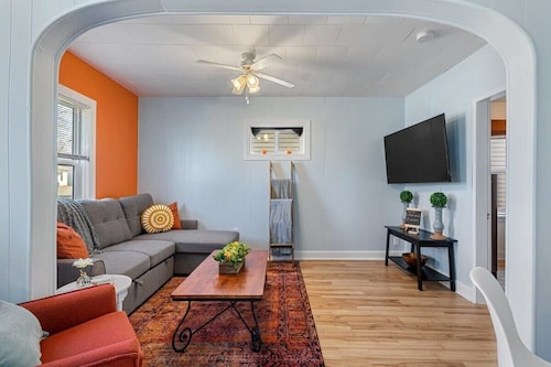 Dino Cave | Private Backyard | Sleeps 5 Guests!