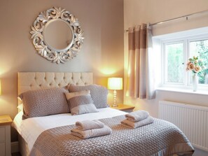 5 bedrooms, free WiFi, bed sheets