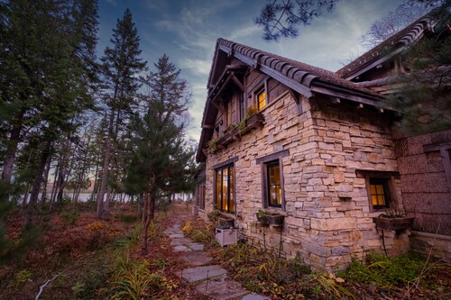 Magical, stunning, secluded retreat on idyllic Lake Medora!