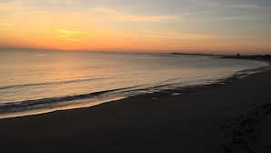 A beach with a calm sea and a sunset. - Villa familiale dans grand jardin arboré à 200 m de la plage et proche village.. (Saint-Gildas-de-Rhuys)