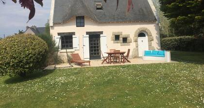 Villa de 90 m2 à 200 m de la plage et chemins côtiers, proche village.