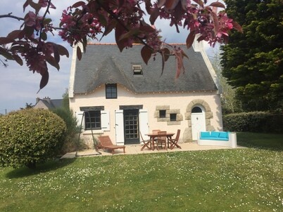 Villa familiale dans grand jardin arboré à 200 m de la plage et proche village..