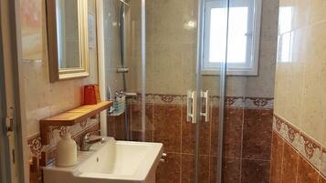 Douche, sĂšche-cheveux, savon, papier toilette