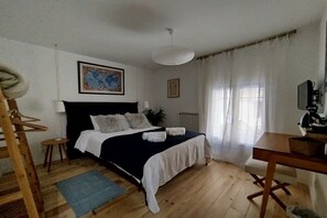 2 habitaciones, escritorio, tabla de planchar con plancha y wifi gratis 