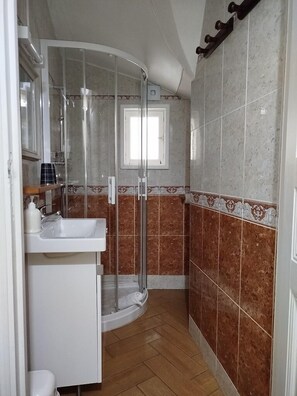 Een douche,  milieuvriendelijk toiletgerief, een haardroger, handdoeken