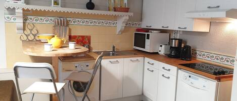 Réfrigérateur, micro-ondes, four, plaque de cuisson