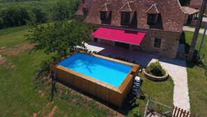 A large house with a swimming pool, a red roof, and a stone exterior. - La Grange 🌿 (Le Bugue)