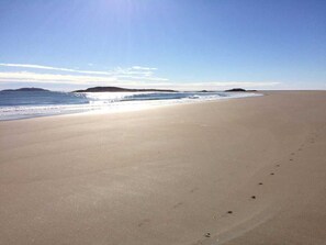 Nær stranden, solsenger og strandhåndklær