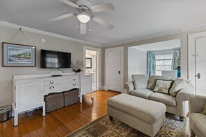 Smart-TV, peis, DVD-spiller og bøker