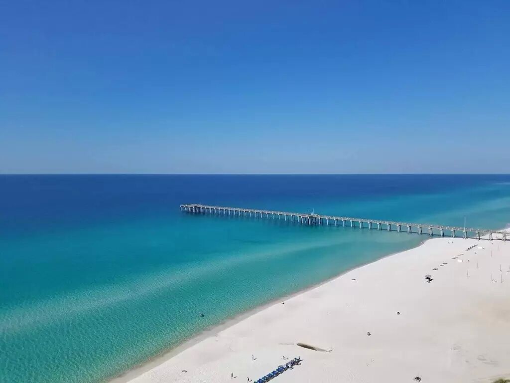Sulla spiaggia, lettini da mare