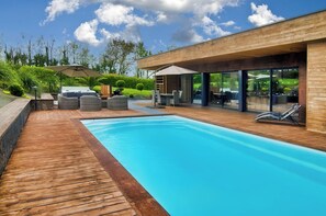 Una piscina al aire libre, una piscina climatizada