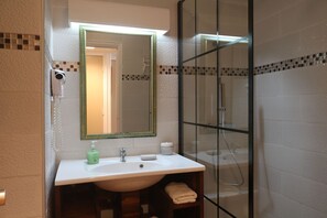 Combined shower/bathtub, hair dryer, soap - Studio in Saint-François with personal Wifi, swimming pool and beach on the estate (Saint-François)