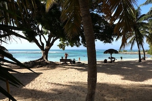 Plage à proximité, chaises longues