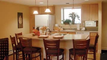 Condo (PB Aug 13th-20th, 2Smi, Lincoln) | Cocina privada | Refrigerador, microondas, lavavajillas y cafetera y tetera