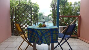 Outdoor dining - Comfortable studio, close to the beach in a quiet and secure residence (Sainte-Anne)