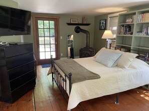 4 habitaciones, escritorio y tabla de planchar con plancha 