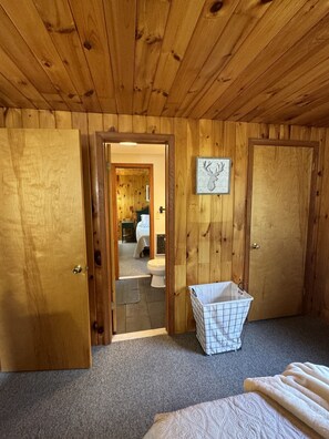 3 bedrooms, iron/ironing board, travel cot, free WiFi - Knotty Pine - Private cabin nestled in the woods, fire pit, near CDP/ASV (Hartwick)