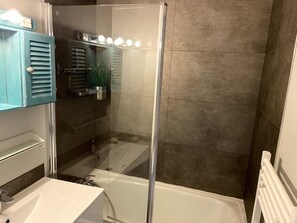 Bathtub, hair dryer