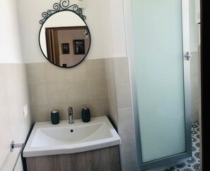 Comfort-Zimmer | Badezimmer | Dusche, Handtücher