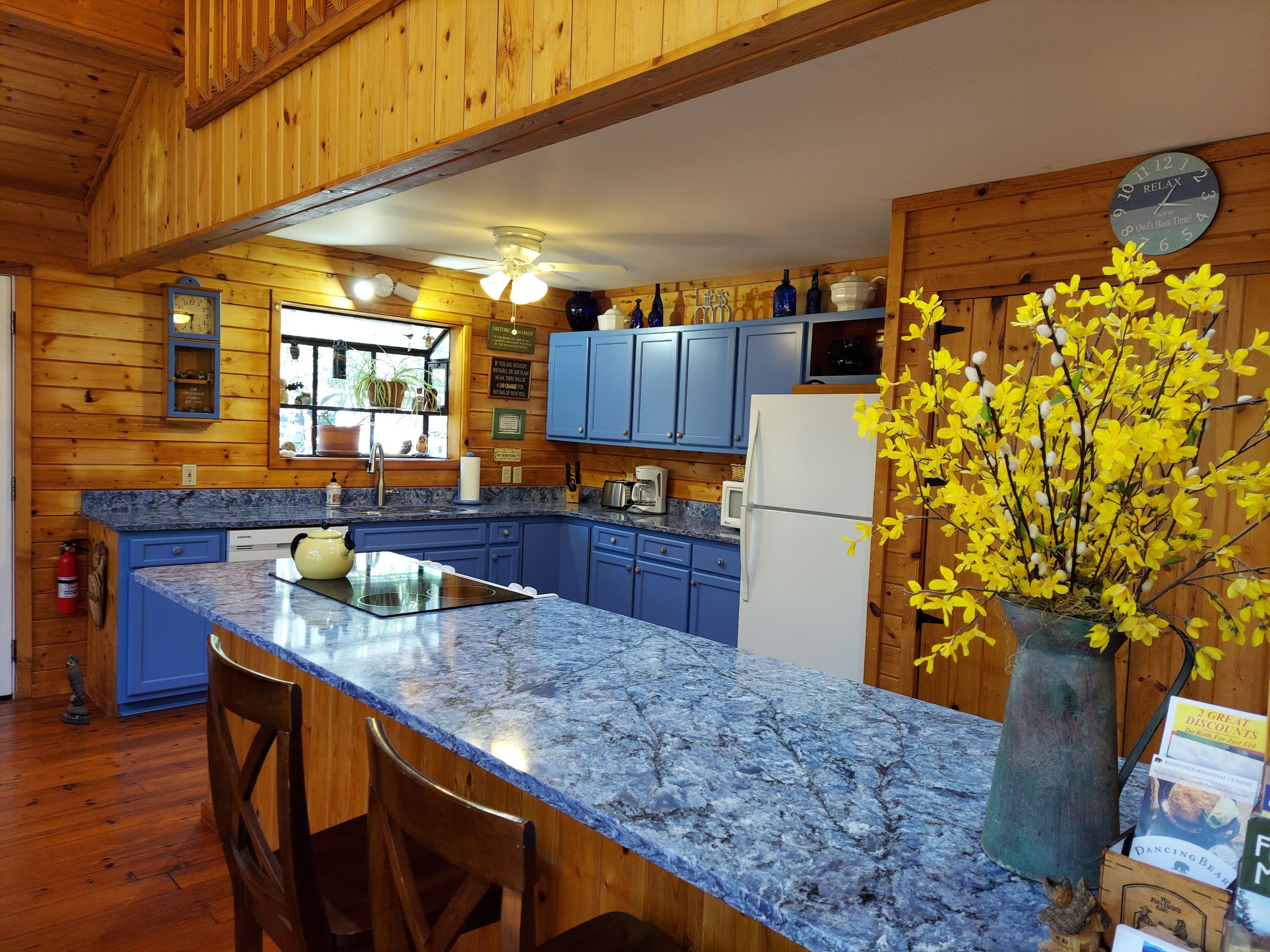 Owl’s Hoot Chalet – ideal location 3 miles from National Park! Renovated 2023!