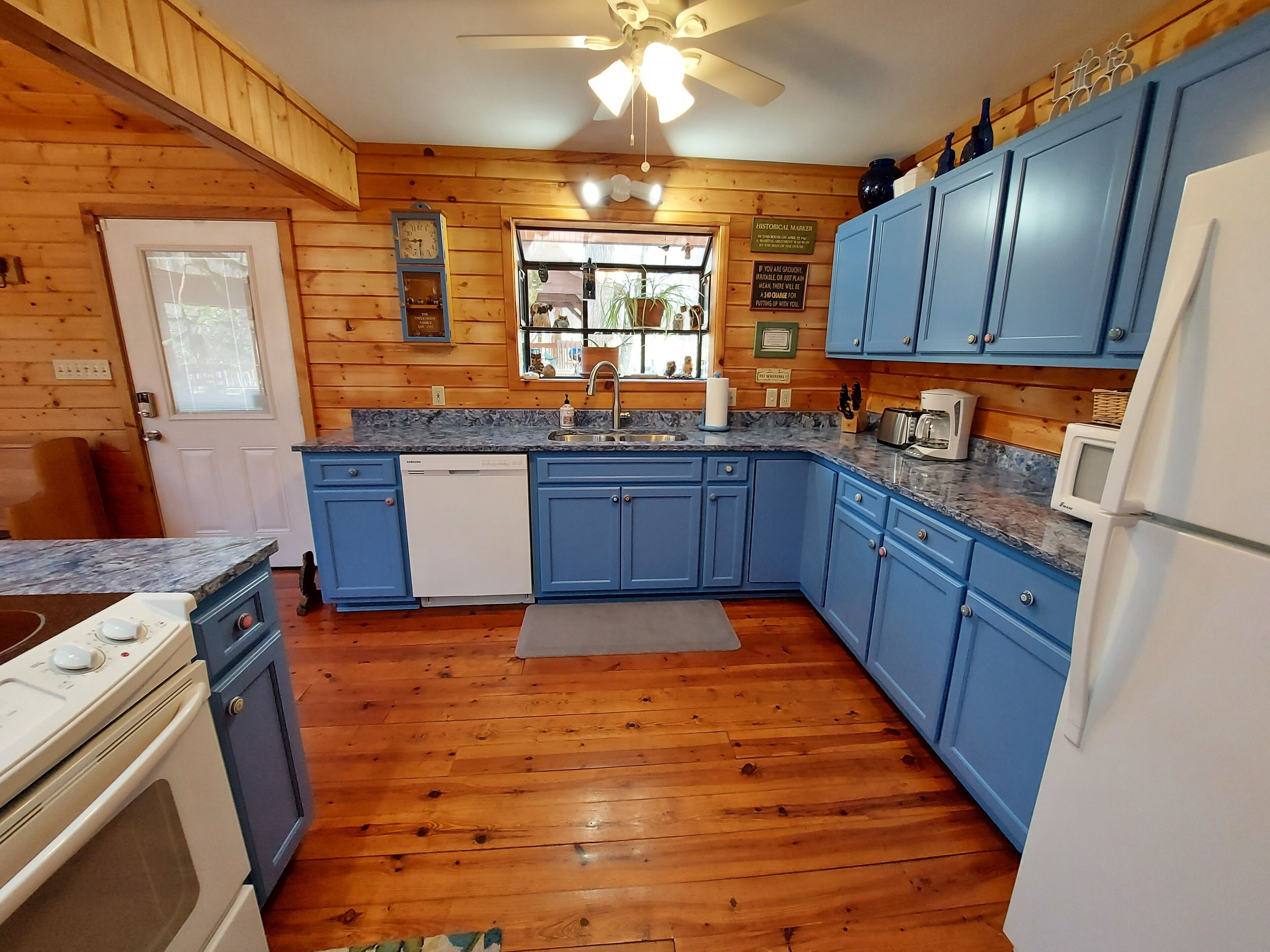 Owl’s Hoot Chalet – ideal location 3 miles from National Park! Renovated 2023!
