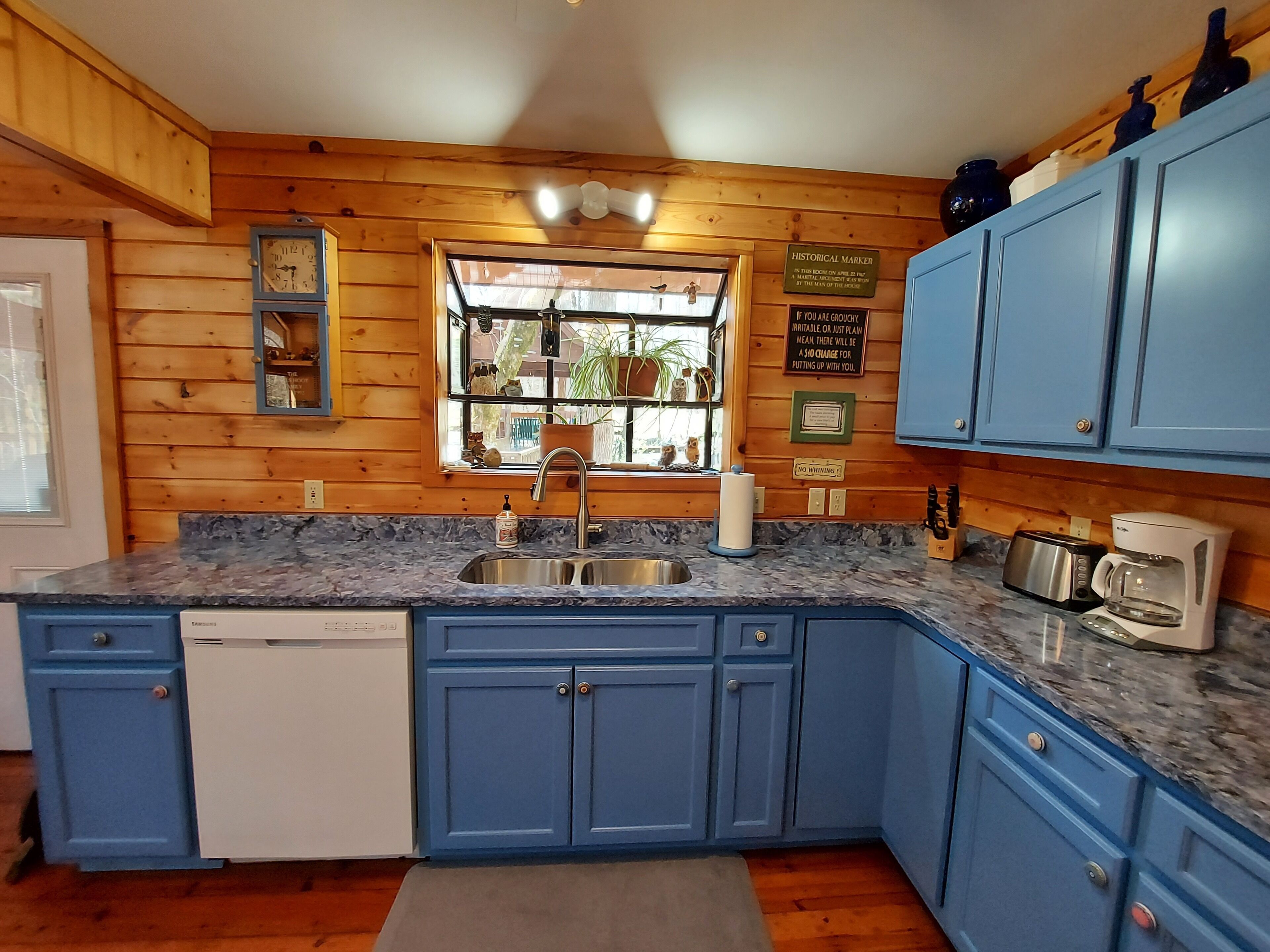 Owl’s Hoot Chalet – ideal location 3 miles from National Park! Renovated 2023!