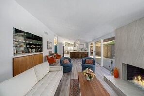 Smart TV, fireplace, offices - Private Retreat:Twin Palms Estate-Casita, Pool,Spa (Palm Springs)