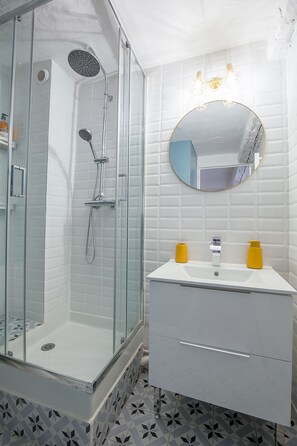 Dusche, Haartrockner, Handtücher, Seife