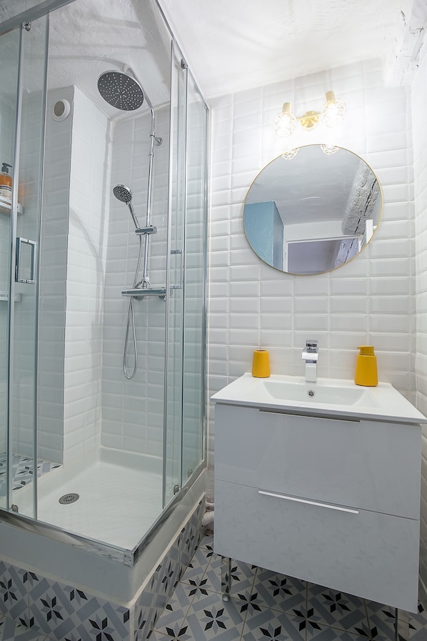 Dusche, Haartrockner, Handtücher, Seife