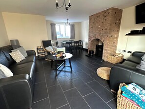 Smart TV, fireplace, books, stereo