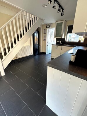 ثلاجة، ميكروويف، فرن، موقد طهي مسطح