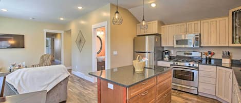 Fridge, microwave, stovetop, dishwasher