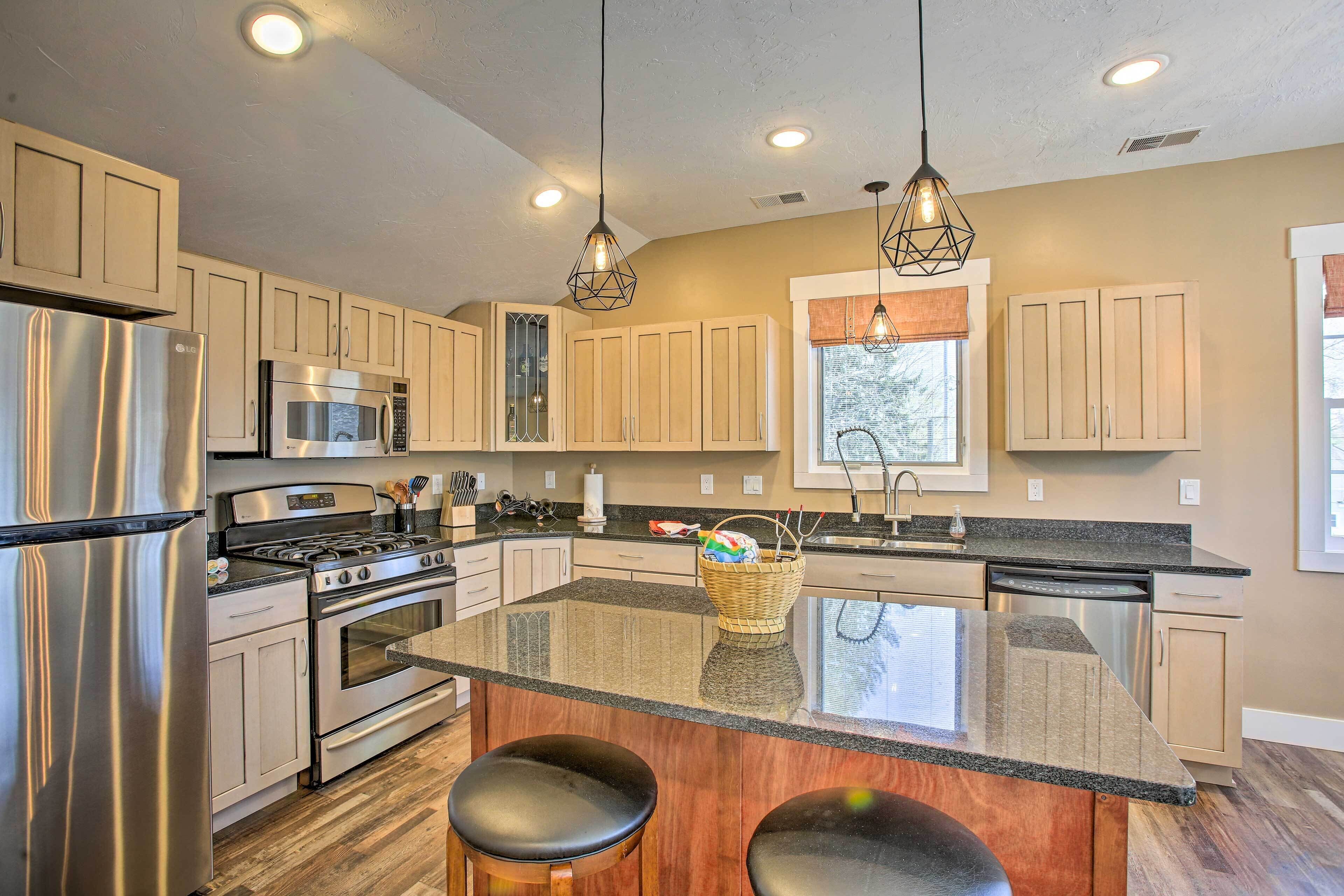 Cozy Urban Ludington Apt ~ 1 Mi to Lake Michigan