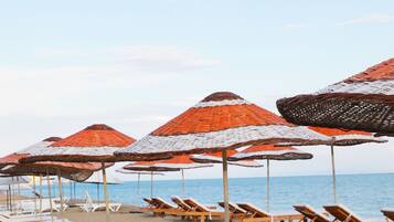 Plage privée, chaises longues, parasols