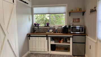 Réfrigérateur, four à micro-ondes, surface de cuisson, cafetière-théière