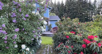 Lovely Mountain View Cottage with Hot Tub, close to amenities!