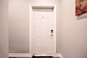 Interior - Attractive Modern Victorian Unit with 3 Features: AC, Great Walk Score & Loc (San Francisco)