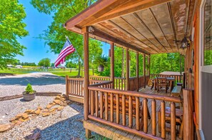 Outdoor dining - 50-Acre Farm w/ Fishing Pond! Cabin in Brownsville (Brownsville)