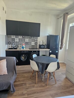Kühlschrank, Mikrowelle, Ofen, Herdplatte