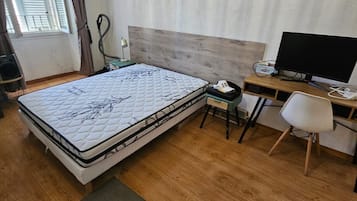 1 habitaciĂłn, tabla de planchar con plancha, wifi y ropa de cama